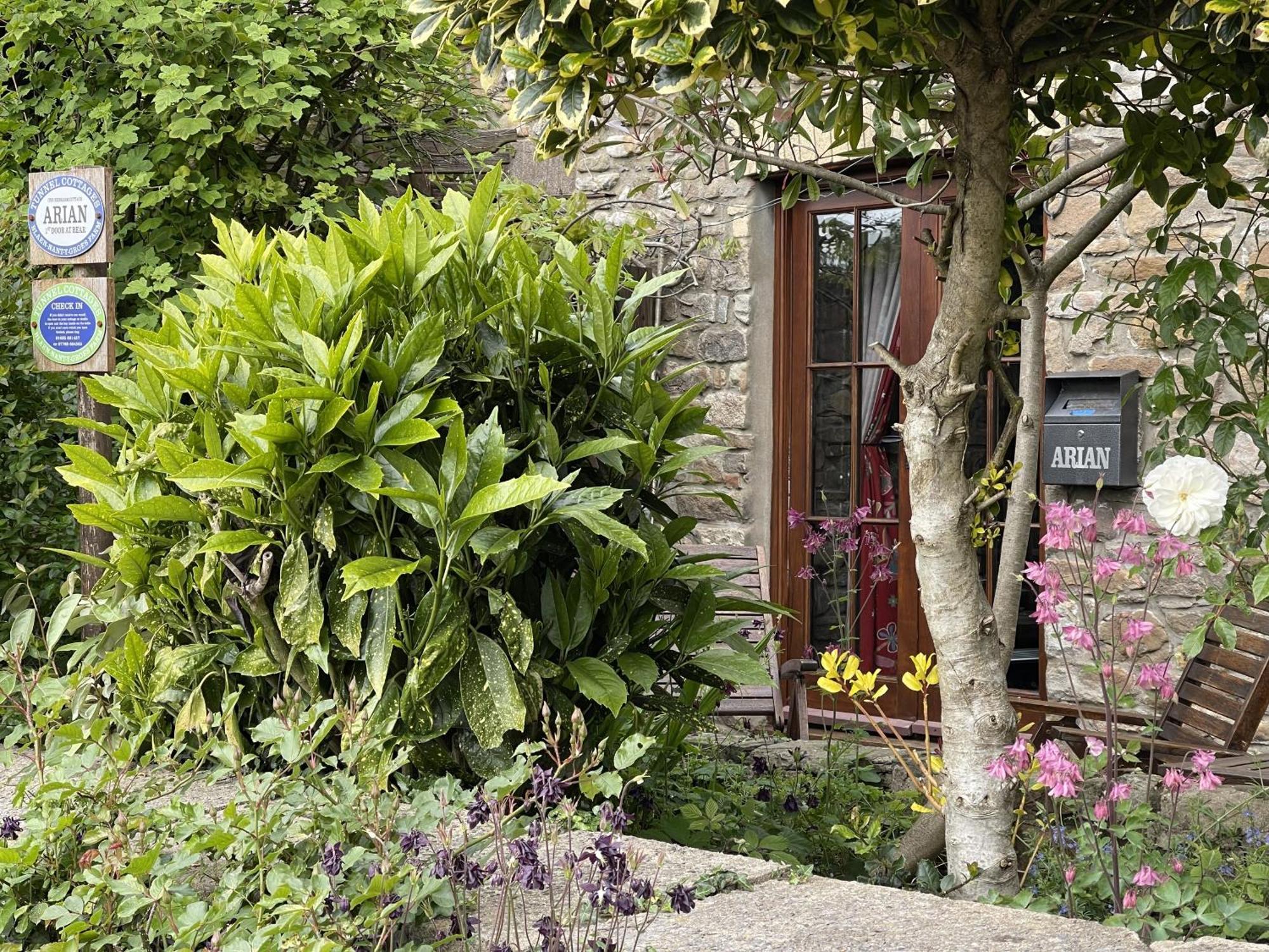 Tunnel Cottages At Blaen-Nant-Y-Groes Farm Aberdare Room photo